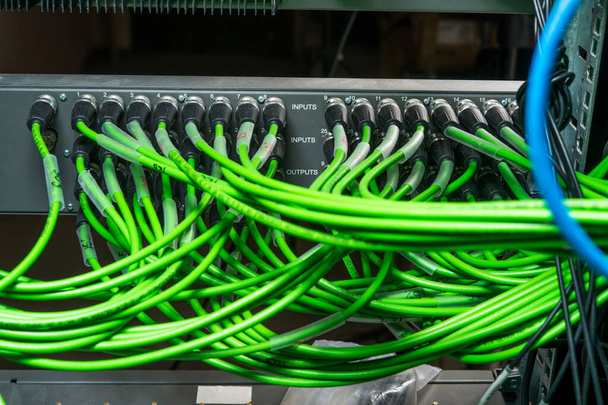 Zielone i sieciowe kable podłączone do serwera - Zdjęcie, obraz