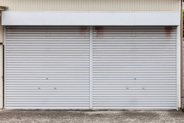 Valaistu grunge metallinen rulla valkoinen suljin ovi - Valokuva, kuva