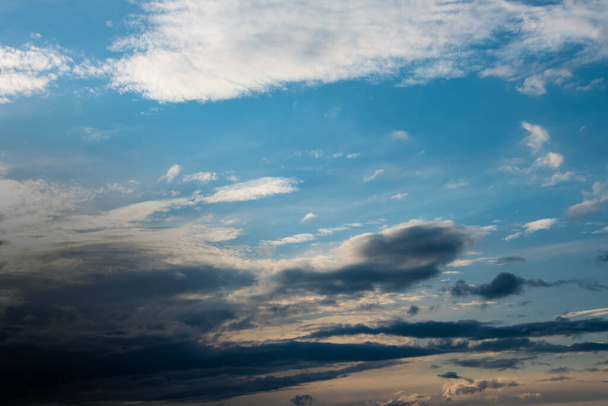 фон блакитного неба з білими драматичними хмарами та сонячним світлом, величезний фон неба
 - Фото, зображення