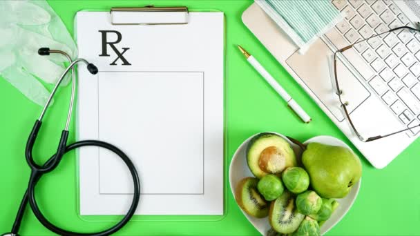Рецепт для руху зупинки здоров'я, з символічним зеленим столом лікарів
. - Кадри, відео