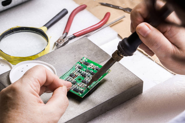 soldeer microchips en printplaten - Foto, afbeelding