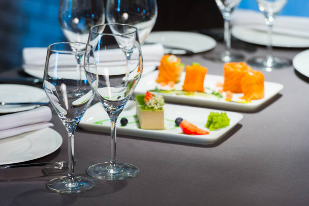 Copas de vino sobre la mesa en el restaurante, enfoque selectivo
 - Foto, Imagen