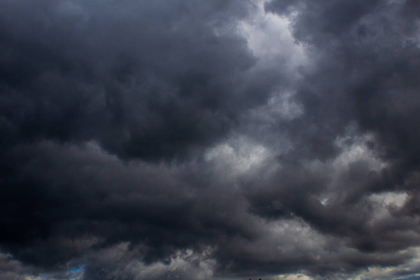 Драматическое штормовое небо перед дождём и ураганом. Фон - Фото, изображение