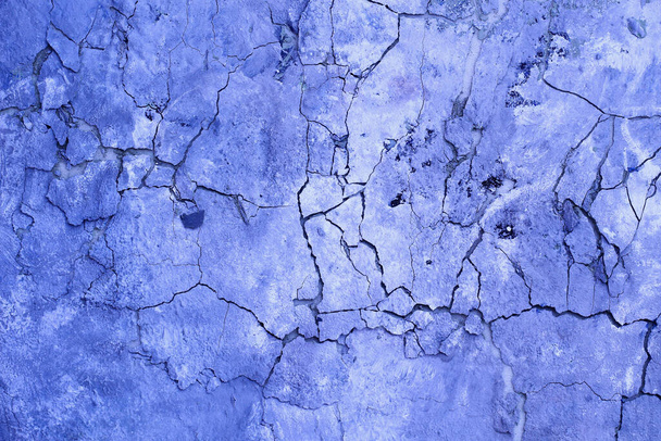Texture stucco incrinato sul muro in blu scuro, una tendenza moderna nella pubblicità e nel design. Substrato vuoto
 - Foto, immagini