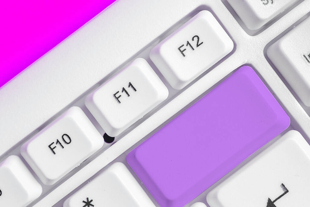 Concepto de negocio con notas y teclado PC. Colorido PC Mock Up teclado con vacío espacio de copia sobre blanco Copia Cpace. Espacio de burla en blanco para el mensaje textual
. - Foto, Imagen