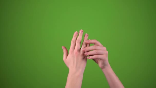 Vrouw neemt trouwring af, hand op groen scherm, chroma sleutel - Video