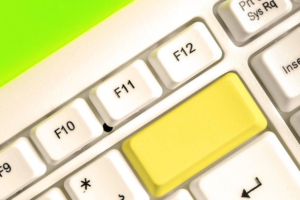 Concepto de negocio con notas y teclado PC. Colorido PC Mock Up teclado con vacío espacio de copia sobre blanco Copia Cpace. Espacio de burla en blanco para el mensaje textual
. - Foto, imagen