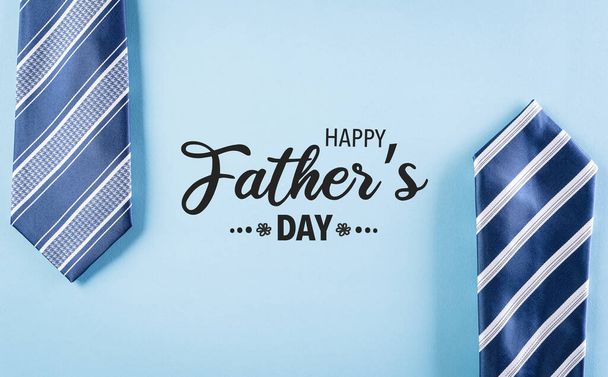 Napis Happy Father 's Day z krawatem w kratę na pastelowym niebieskim tle z tekstem. - Zdjęcie, obraz