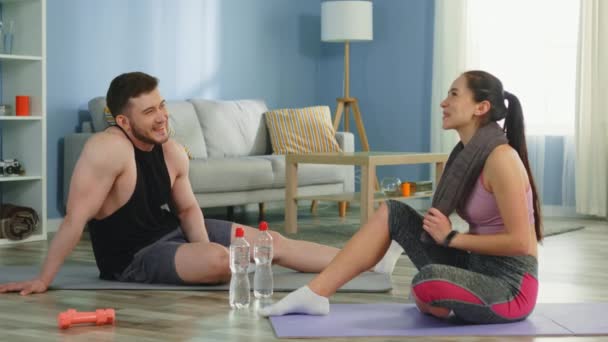 Fiatal boldog pár otthon edzés után - Felvétel, videó