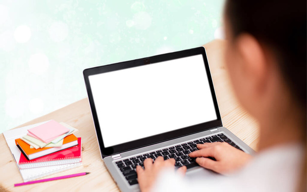 Közelkép Okostelefonok megtekintése Laptop eszközök fehér képernyővel Üres hely megjelenítése makettekhez Színes Bokeh háttér alatt - Fotó, kép