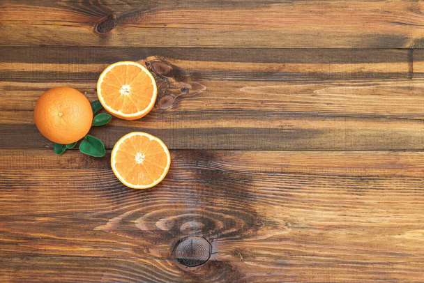 Naranjas frescas jugosas de arriba en la mesa de madera. Vacío listo para su jugo de naranja, exhibición del producto de la fruta
 - Foto, imagen
