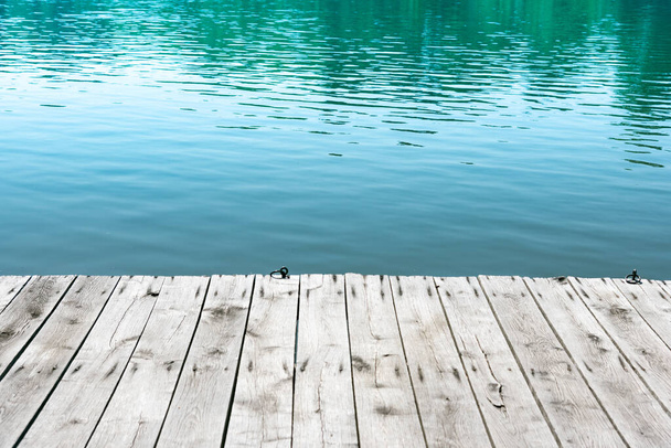 Houten pier met waterachtergrond - Foto, afbeelding