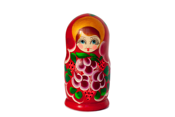 Matreshka poupée russe souvenir rouge vif sur fond blanc isolé gros plan
 - Photo, image