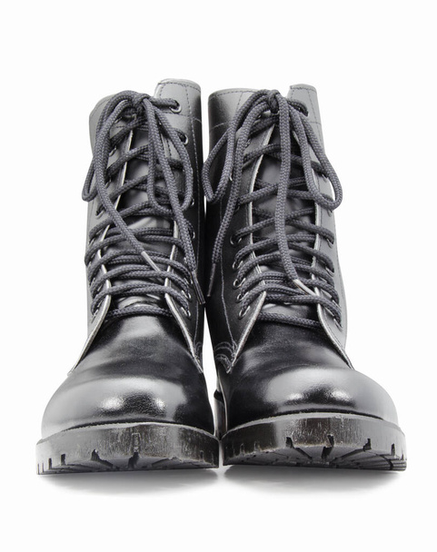 zapatos negros del ejército aislados sobre fondos blancos
 - Foto, Imagen