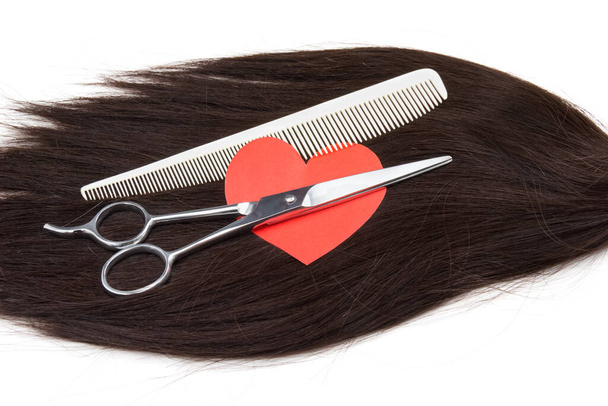 μαλλιά, σχήμα καρδιάς και ψαλίδια σε λευκό φόντο - Φωτογραφία, εικόνα