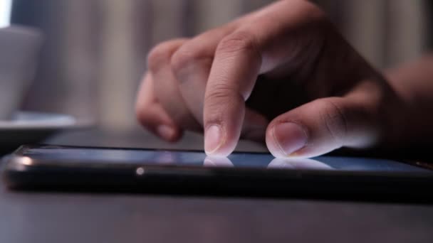Blisko kobiet ręka za pomocą smartfona w nocy  - Materiał filmowy, wideo