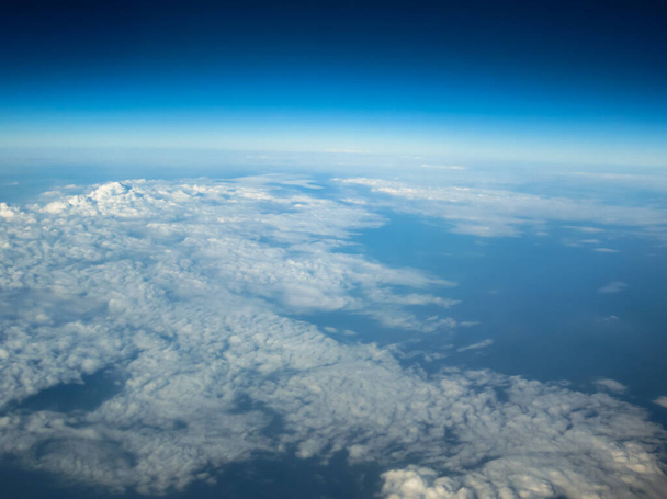 Bird eye view van bewolkt op de lucht vanuit het vliegtuig - Foto, afbeelding