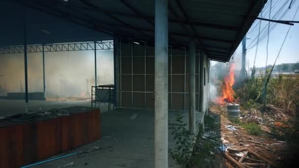 Yangın terk edilmiş evi yaktı. Kurak mevsimde Surface Fire tarafından tahrip edilmek. Çekim 4k - Video, Çekim