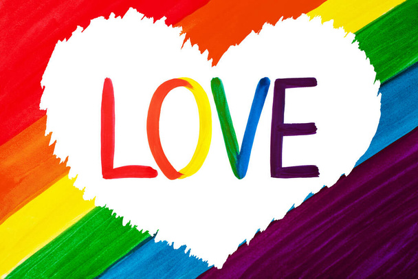 Wortliebe in weißem Herzen isoliert auf Regenbogenfarben Hintergrund Nahaufnahme, LGBT-Flagge Banner, LGBTQ Poster, lesbisch, schwul, bisexuell usw. Symbol, Aquarell Tapetenmuster, Liebeszeichen, Grußkarte Design - Foto, Bild