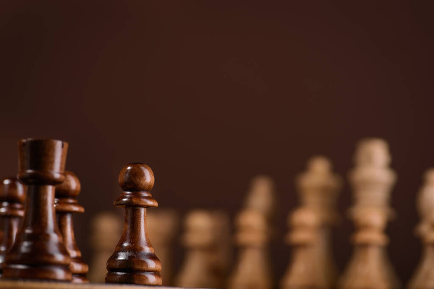 drewniane figury szachowe na pokładzie gry. brązowy rocznik tło - Zdjęcie, obraz