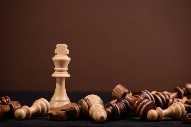 ganador blanco gran rey de ajedrez sobre fondo oscuro
 - Foto, Imagen