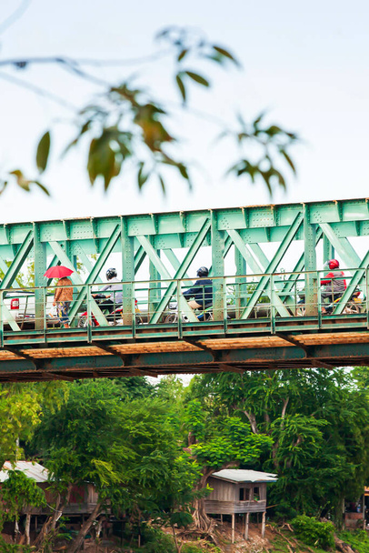 Unter der alten grünen Stahlbrücke über den Nebenfluss des Mekong. Pakse, Südlaos. - Foto, Bild