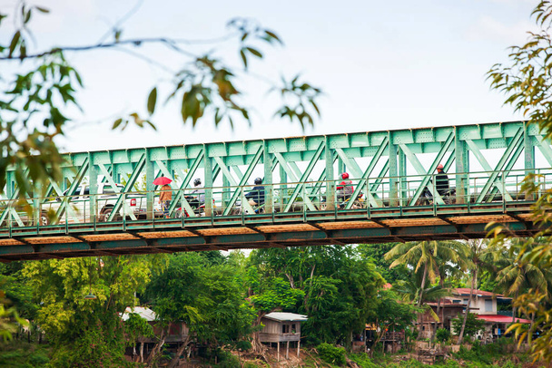 Pod pohledem na starý zelený ocelový most přes přítok řeky Mekong. Pakistán, Jižní Laos. - Fotografie, Obrázek