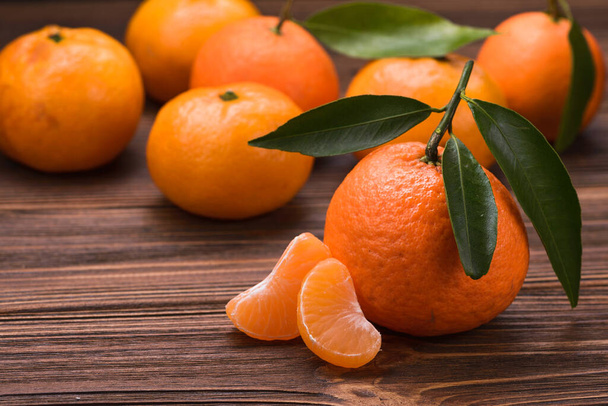 mandarines orange fraîches sur table en bois. fond de fruit
 - Photo, image