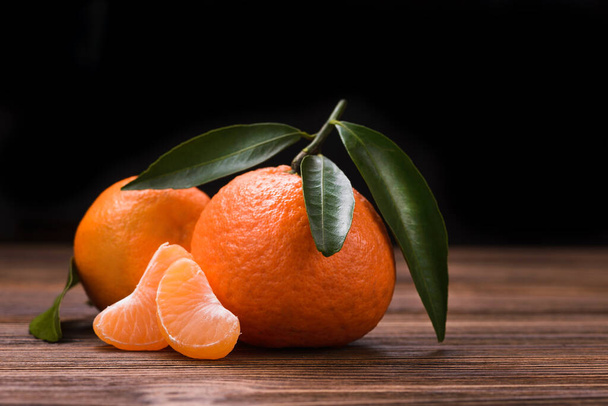 Свежий апельсиновый мандарин на деревянном столе. Фрукты
 - Фото, изображение