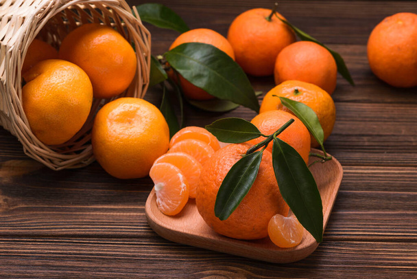 mandarina naranja fresca en la mesa de madera. Fondo de frutas
 - Foto, imagen