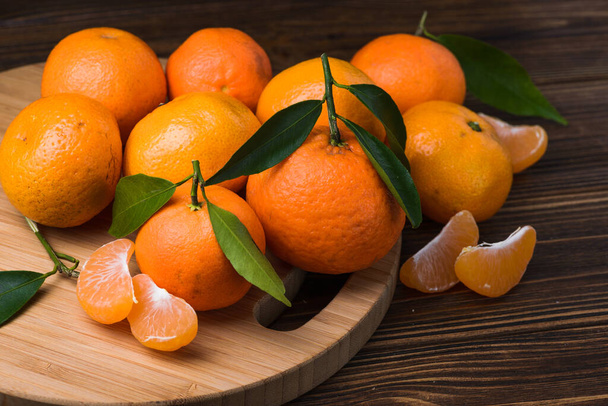 świeża pomarańczowa mandarynka na drewnianym stole. tło owoców - Zdjęcie, obraz