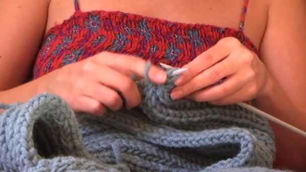 Mulheres fazendo crochê com fio de lã azul
 - Filmagem, Vídeo
