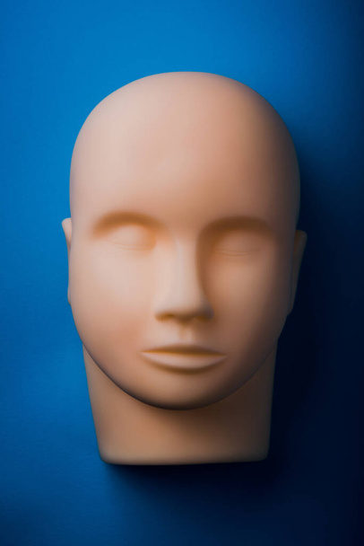 άδειο ανθρώπινο κεφάλι μανεκέν με ρεαλιστικό δέρμα στην υφή. πάνω όψη - Φωτογραφία, εικόνα