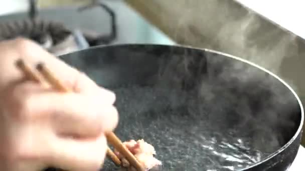 Uno chef sta preparando la zuppa di polpette.
 - Filmati, video