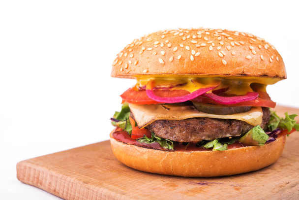 смачний гамбургер з котлети, помідорами та сиром ізольовано на білому тлі
 - Фото, зображення