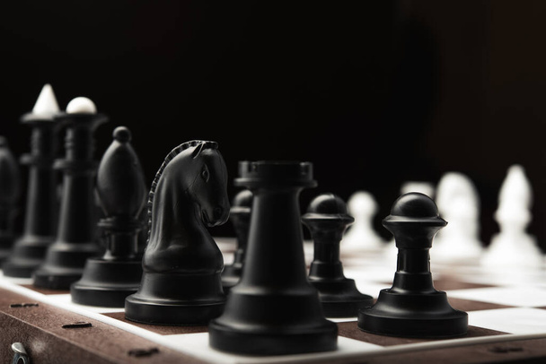 Piezas de ajedrez blancas y negras en una pizarra
 - Foto, Imagen