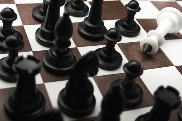 Poražený bílý šachový král leží na tabuli, kohout poraženého - Fotografie, Obrázek