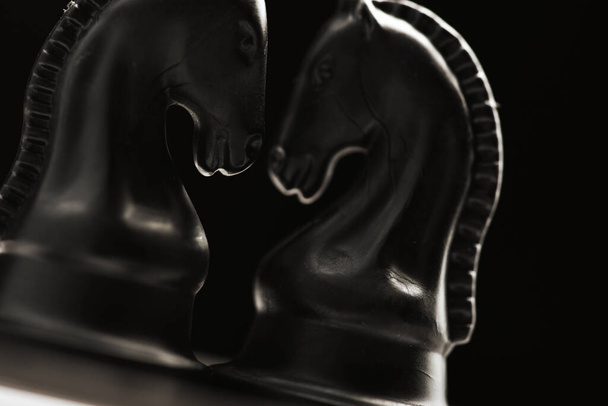 Шаховий лицар на шаховій дошці чорний фон
 - Фото, зображення