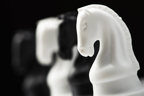 Шаховий лицар на шаховій дошці чорний фон
 - Фото, зображення
