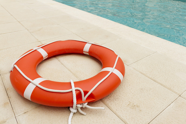 Salva-vidas perto da piscina
 - Foto, Imagem