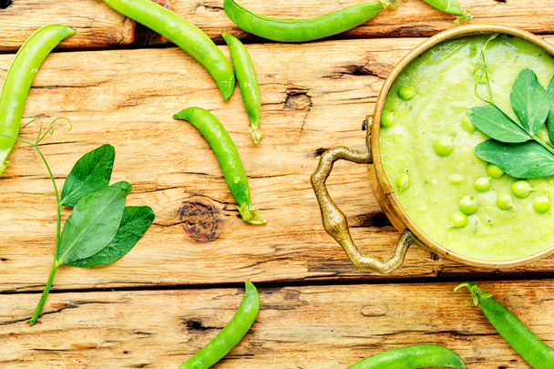 夏のクリームスープに緑の新鮮なエンドウ豆をボウルに入れ - 写真・画像