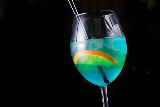 cocktail d'été boisson sur un fond sombre - Photo, image