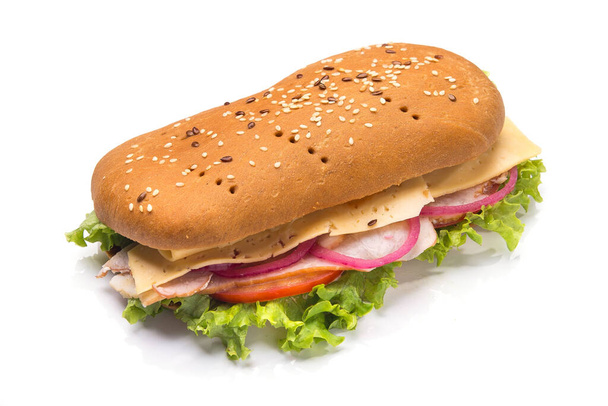 Gekleurde sandwich met salade, kaas geïsoleerd op witte achtergrond. Fastfood snack. - Foto, afbeelding