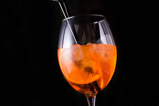 bebida de coquetel de verão laranja em um fundo escuro
 - Foto, Imagem