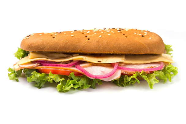Salatalı renkli sandviç, beyaz arka planda izole edilmiş peynir. Fast food atıştırması. - Fotoğraf, Görsel