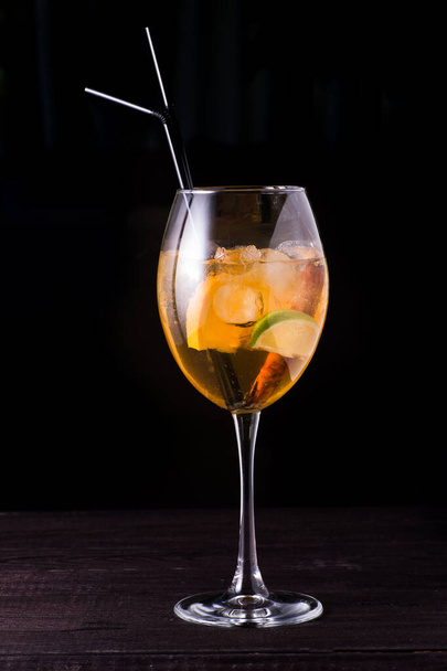 zomer cocktail drankje op een donkere achtergrond - Foto, afbeelding