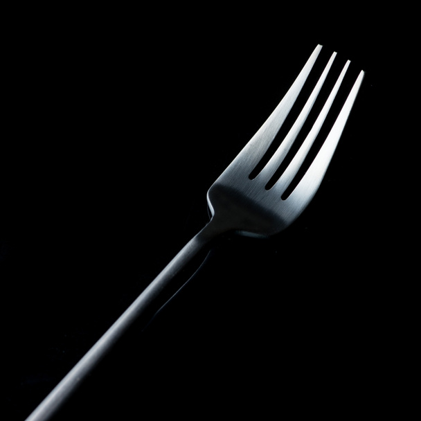 close-up matte vork geïsoleerd op zwarte achtergrond - Foto, afbeelding