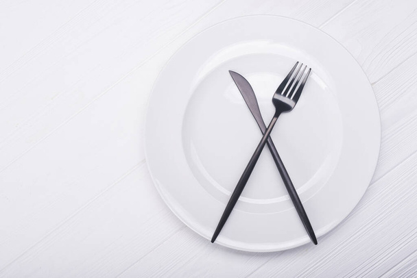Empty white plate with knife and fork. view from top - Fotoğraf, Görsel