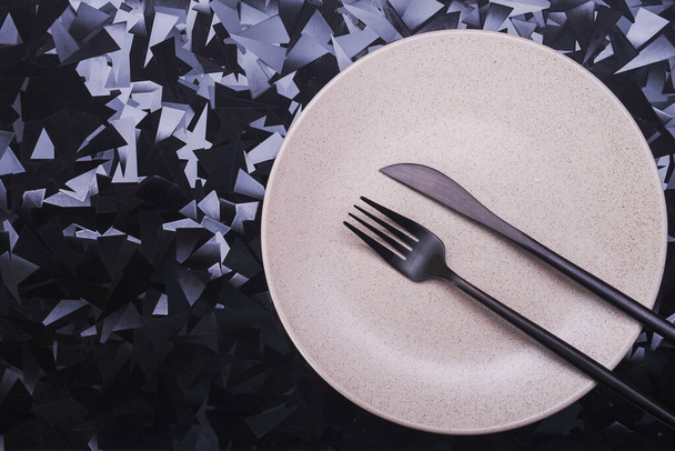 Пустая белая тарелка с ножом и вилкой. вид сверху
 - Фото, изображение