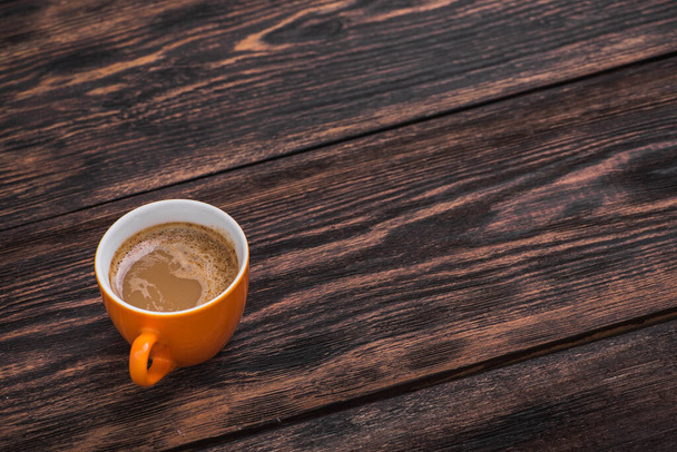 апельсинова чашка кави на старому дерев'яному столі. ароматичний напій
 - Фото, зображення